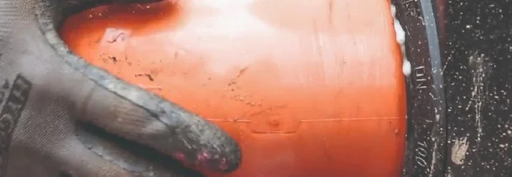 Person setzt ein Rohr zusammen